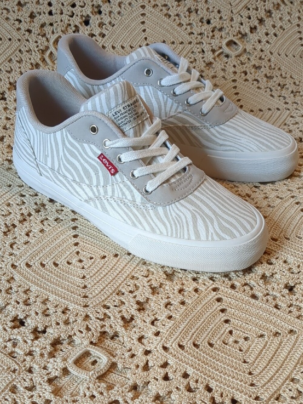 Levi's Women's Low-Top Sneakers in Light Gray and White Zebra Print - Picture 3 of 6